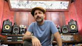 Eduardo Cabra innova con ChatGPT en su nuevo disco, con el que se despide como cantante