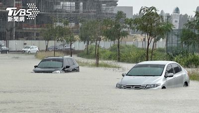 有片／杜拜單日灌進2年份雨量 全球第二忙機場癱瘓、飛機水上滑行│TVBS新聞網