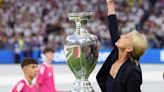 Homenaje a Beckenbauer en una emotiva ceremonia inaugural de la Eurocopa