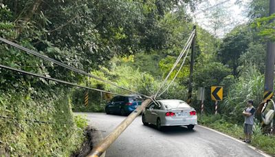 尖石山區暴雨交通受阻回堵 橫山警現場警戒全力疏導恢復順暢 | 蕃新聞