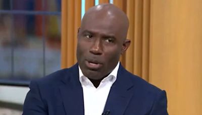 Former NFL star Terrell Davis opens up on being handcuffed on a flight