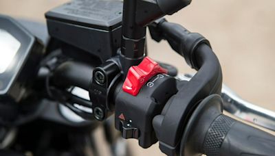 ¿Para qué sirve el botón rojo de la moto? Aprenda a utilizarlo para no tener accidentes