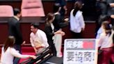 ¡De película!: diputado huye con proyecto de ley para impedir su aprobación en Taiwán - La Tercera