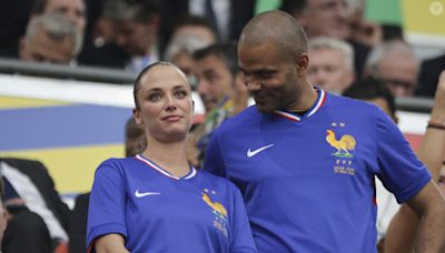 Tony Parker avec sa nouvelle compagne dégoûtés dans les tribunes après la défaite de la France à l'Euro