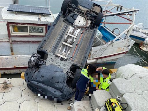 南寮漁港「倒栽蔥」開進海裡 駕駛送醫急救中