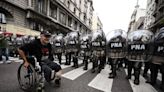 Reprimen a manifestantes contra la reforma de Milei que debate el Senado argentino