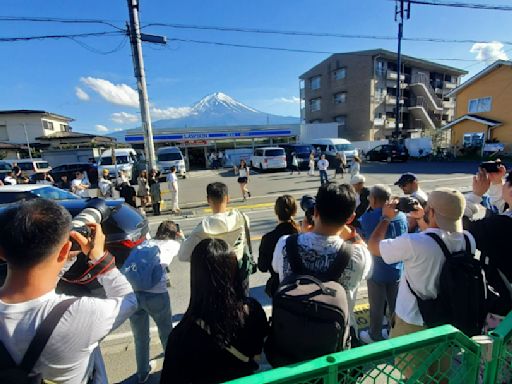 河口湖知名打卡點恐消失 遊客搶拍富士山生亂象、小鎮月底架黑網因應