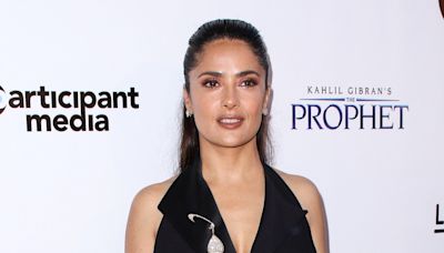 Salma Hayek luce su figura en la playa, usando un minibikini negro - La Opinión