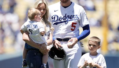 All-Star Freddie Freeman leaves Dodgers to be with ailing son