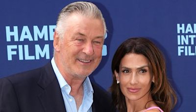 Alec Baldwin y su esposa aparecen en una alfombra roja por primera vez desde que desestimaron sus cargos por homicidio involuntario