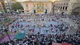 Las Fallas exhiben fuerza social en un baile muy para "ellas"