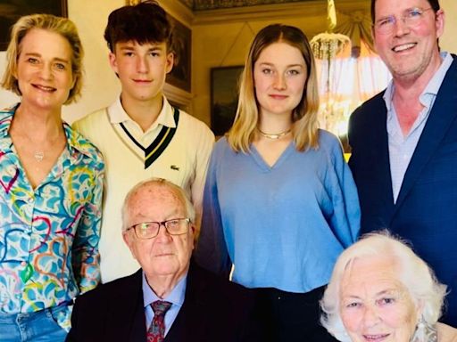 Primera fotografía del rey Alberto de Bélgica posando con sus nietos Joséphine y Oscar, hijos de su hija Delphine