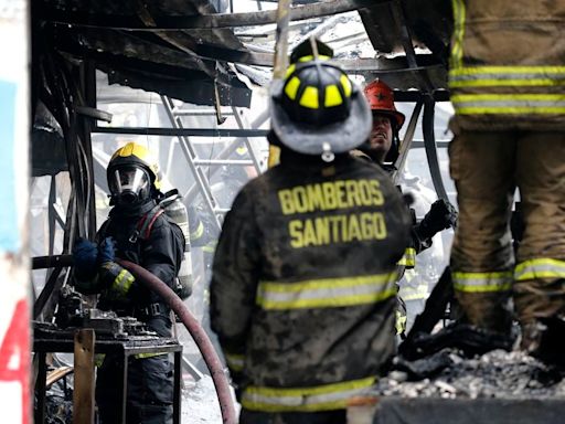 Bomberos trabaja para contener incendio en locales del barrio Meiggs - La Tercera