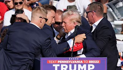 Tiroteo en mitin de Donald Trump en Pensilvania, resultó herido en la oreja, el candidato abandonó el escenario