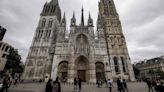 Arde la aguja de la catedral de Ruán, en Francia