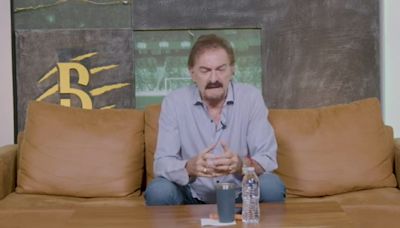 Ricardo La Volpe alza la mano para dirigir a la Selección Mexicana