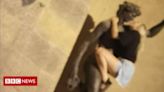 Itália: a indignação em Florença após mulher simular atos sexuais com estátua