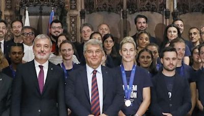 El feo gesto del socialista Collboni con Alexia en el festejo del Barcelona femenino