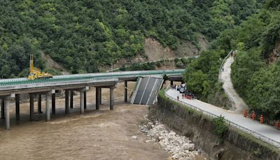 Bridge collapses in China, killing 15, after flash floods