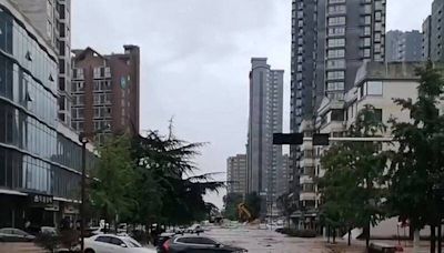 暴雨炸中國陝西！寶雞大淹水、土石流灌入 車輛慘被沖走畫面曝