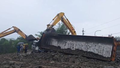 高雄土石場雨後鬆動 砂石車車斗傾倒重壓駕駛 (圖)