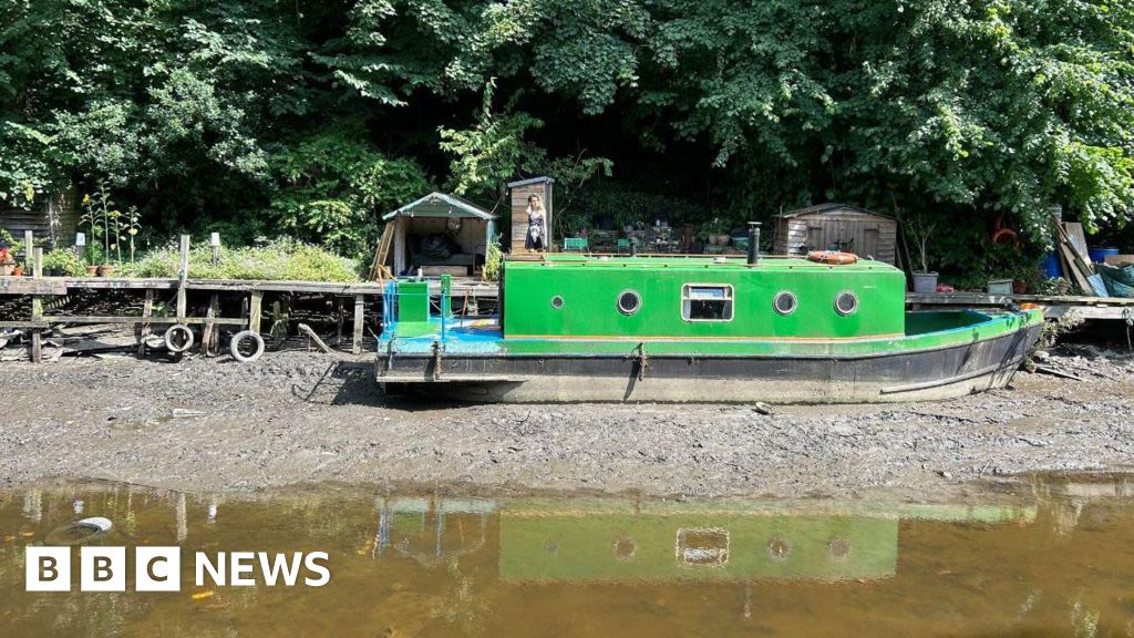 Hebden Bridge canal boats stranded as water drains through lock