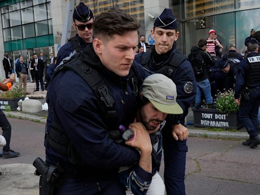 Watch: Oil protesters hosed down by security guards