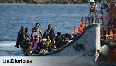 Salvamento rescata a 112 personas migrantes de dos neumáticas en Fuerteventura, entre ellas, un bebé