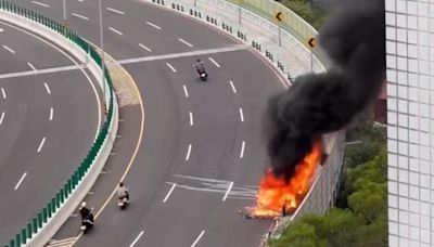 竹東陸橋火燒車！疑擦撞護欄 租賃特斯拉燒1.5小時剩骨架│TVBS新聞網