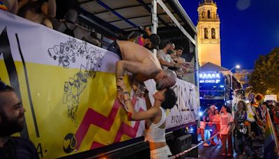 Vídeo | Una pareja de novios, en la marcha del Orgullo en Sevilla