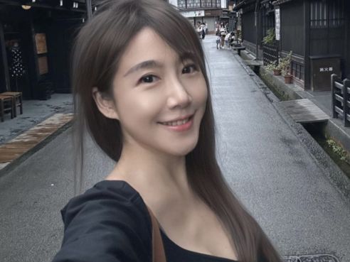 一個人不要看！雙胞胎女星日本老街拍照 後方驚見「詭異人臉」 - 娛樂