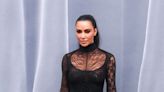 Kim Kardashian deja puesta la etiqueta en su traje Balenciaga, ¿error o marketing?