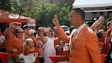 Golden: Lakers super fan Steve Sarkisian finds a coaching lesson for Longhorns football