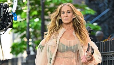 Sarah Jessica Parker Wore These Stylish, Comfy Sandals on the Set of ‘And Just Like That’