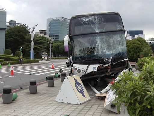 松山機場車禍! 國光客運撞毀號誌桿險衝進水池