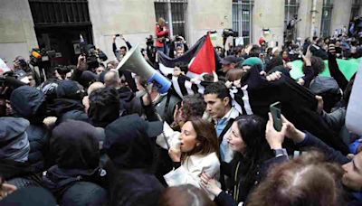 Surge manifestación pro Palestina en universidad de Francia; policías controlan otra en apoyo a Israel
