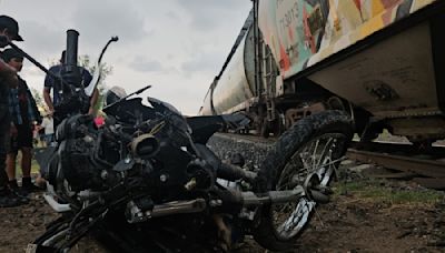 Tren embiste a joven motociclista en cruce ferroviario de Culiacán