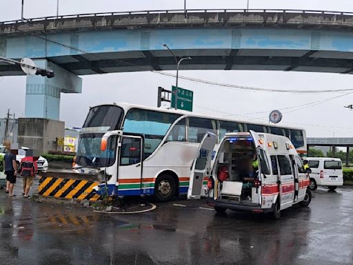 快訊／五股遊覽車自撞石墩 駕駛緊急送醫