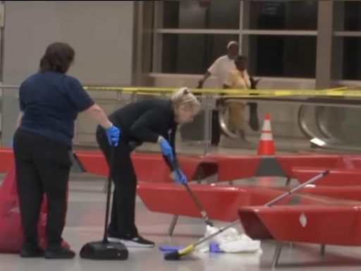 邁阿密機場驚爆喋血攻擊！女乘客遭「狂刺多刀」 險被扔下樓