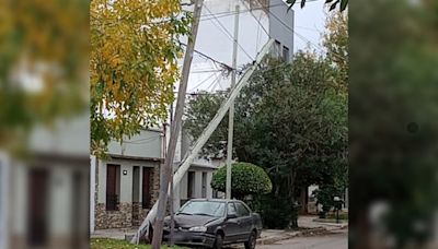 “Atalo con cables”: un poste a punto de caerse en La Plata