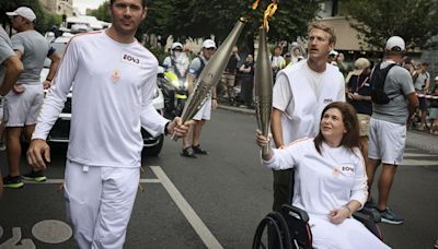 Les journalistes Christina Assi et Dylan Collins, blessés au Liban, portent la flamme olympique
