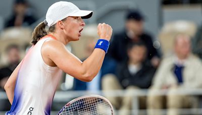 French Open: Iga Swiatek double-bagels Anastasia Potapova in 40 minutes in hopeless mismatch at Roland-Garros - Eurosport