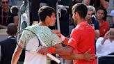 Djokovic, primer finalista de Roland Garros tras derrotar a un disminuido Alcaraz