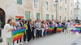 Protesta frente a las Corts por el día contra la LGTBIfobia