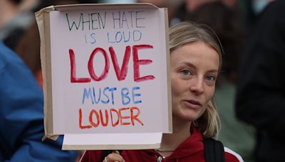 "Fuck fascism": miles de británicos salen a la calle para denunciar el racismo y frenar los disturbios de la extrema derecha