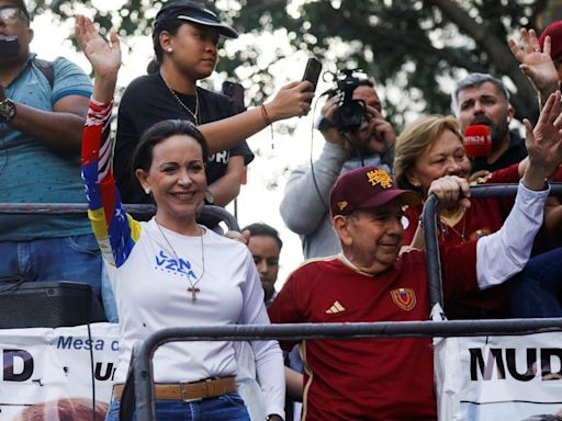 “Comando con Venezuela en Chile”: el despliegue de la oposición a Maduro en centro de votación para las elecciones de este domingo - La Tercera