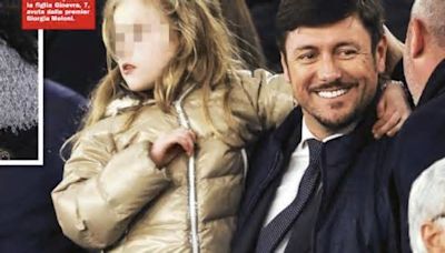 Andrea Giambruno con la figlia Ginevra allo Stadio Olimpico, dietro di loro anche la mamma del premier Giorgia Meloni