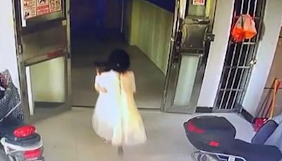 陸13歲少女「抱2歲女童扔下17樓」！發現已來不及…家屬崩潰│TVBS新聞網