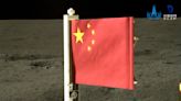 Una nave despliega la bandera china en la cara oculta de la Luna y despega con muestras de roca
