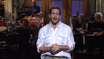 Jake Gyllenhaal Sings Boyz II Men in ‘SNL’ Season 49 Finale Opening Monologue